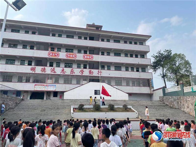 隆回县北山镇中心小学开展同升国旗同唱国歌活动隆回县北山镇中心小学