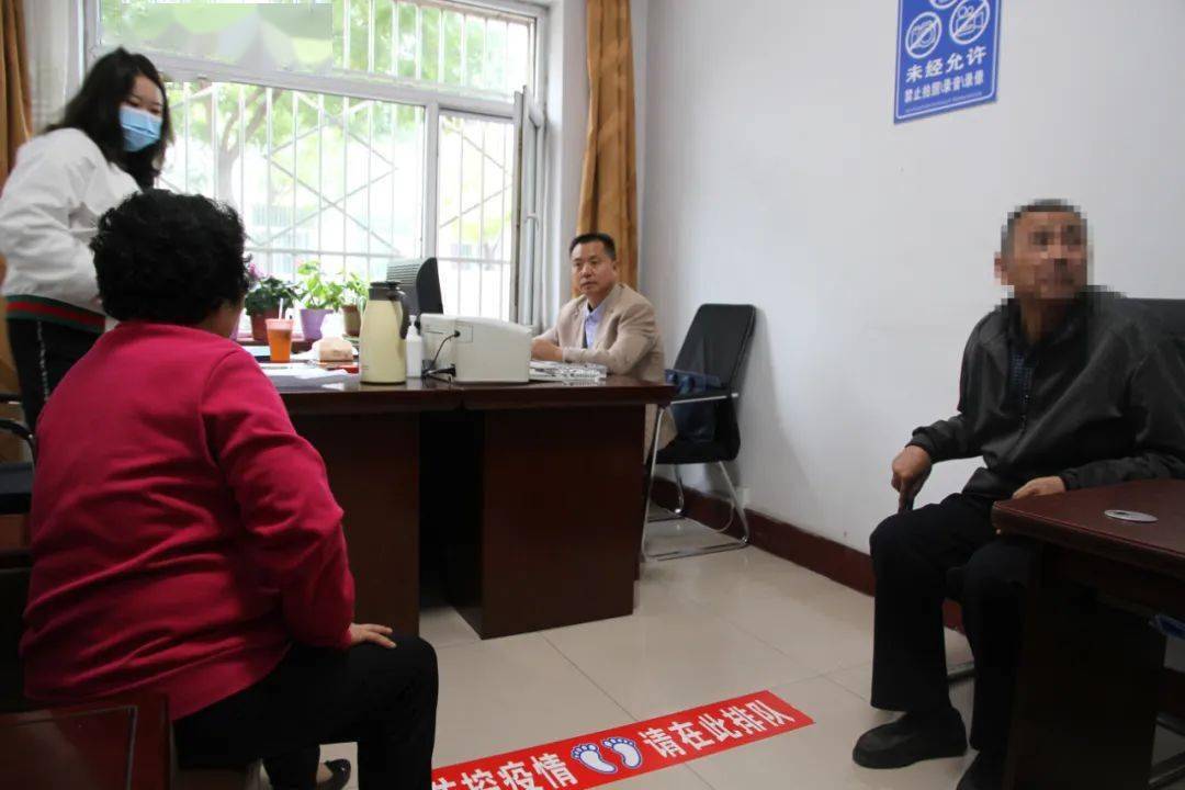 9月26日,静乐县人民检察院党组书记,检察长李冰在县信访局接待室亲自