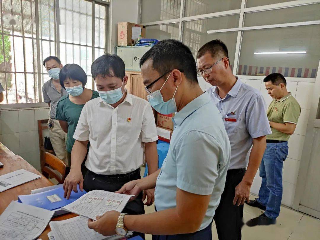 在各学校食堂,邓森文书记认真查看学校食堂的硬件设施