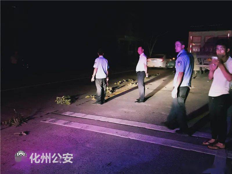 路遇交通事故,他及时出手救援_文一