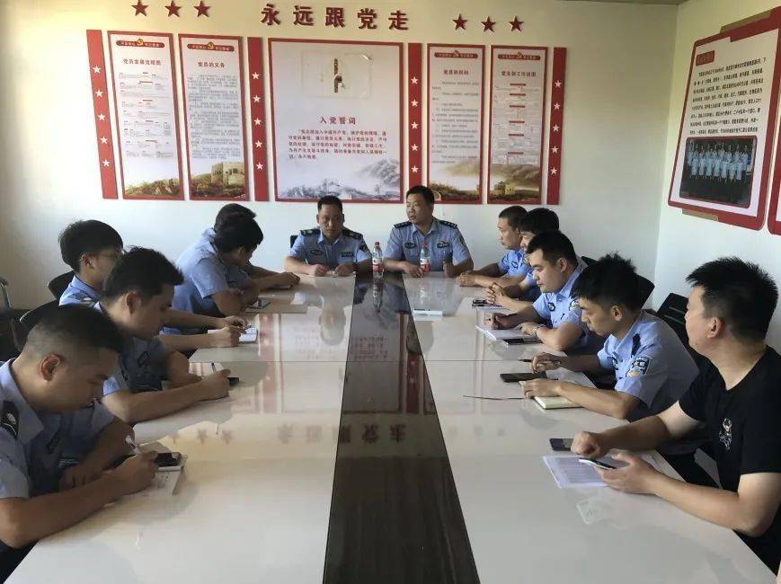 这位民警很神只要你说出某个区域他就能告诉里面住了哪些人