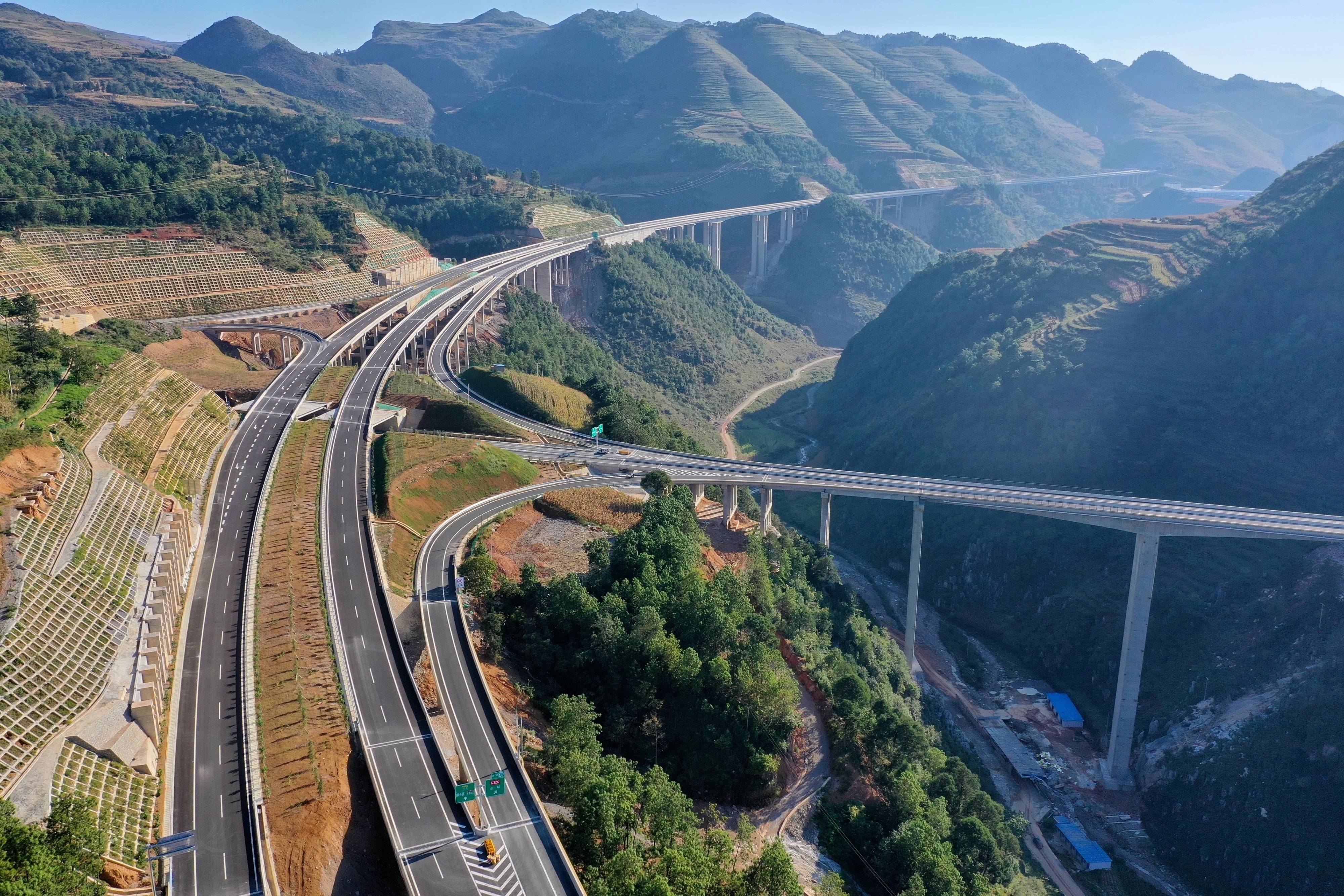 贵州威围高速公路建成通车