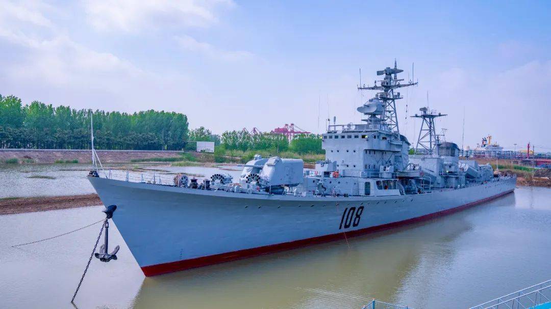 108西宁号导弹驱逐舰881洪泽湖补给舰是我国自主设计建造的第一代综合