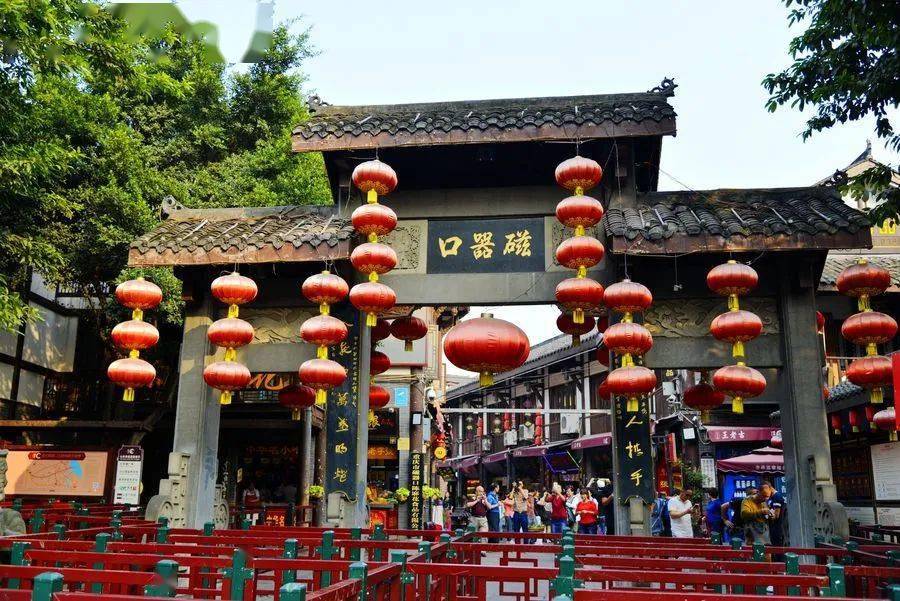 青石板路,品尝当地的美食小吃,找个茶馆坐坐,感受下老重庆的风土人情