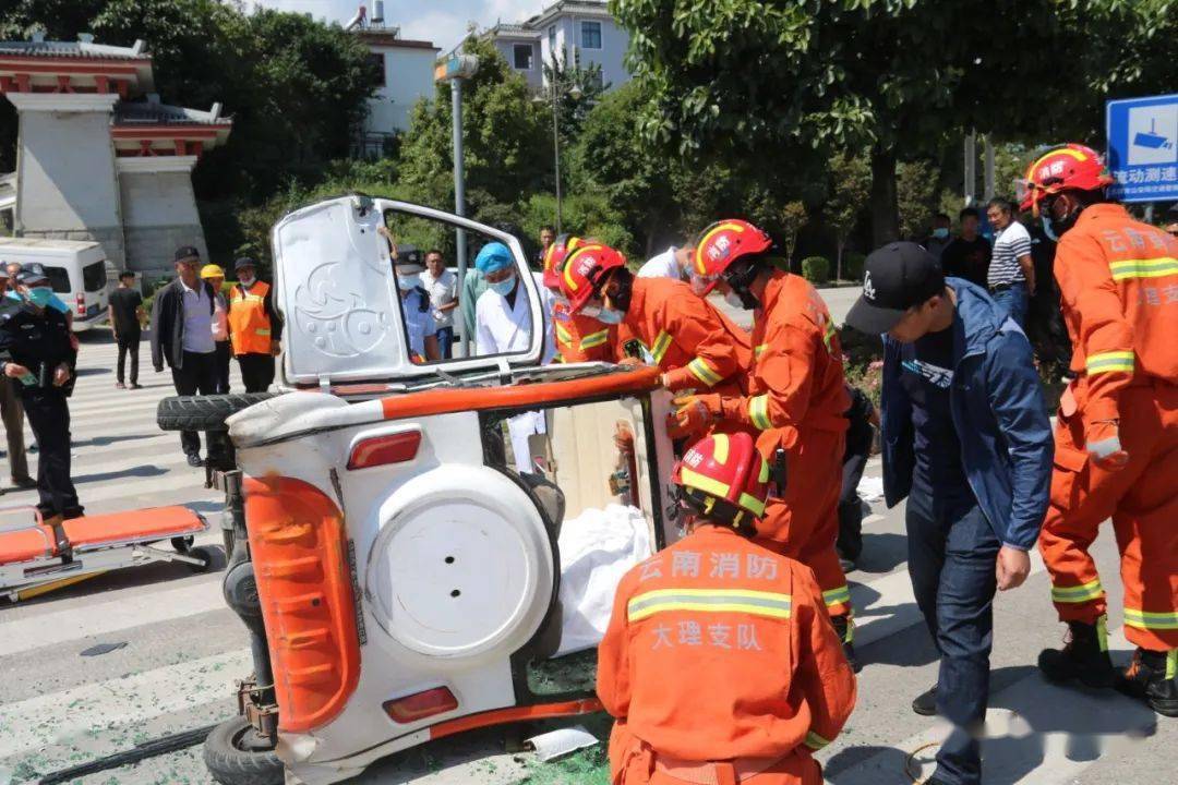 大理市太和村紧急营救车祸被困人员