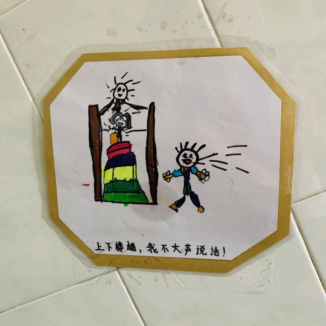 安全标语小展示宝贝们对于上下楼梯的相关注意事项有所理解后,开始了
