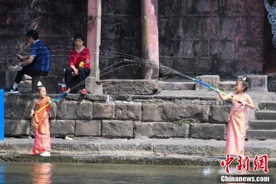 湖南凤凰高温橙色预警 游人河边戏水乘凉