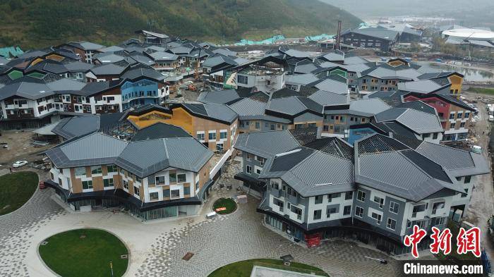 建设中的河北崇礼太子城冰雪小镇 雪花形状屋顶显"冬奥风"_翟羽佳