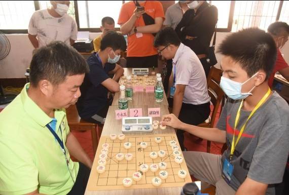 15岁少年在阳江东平镇象棋公开赛中夺冠_莫梓健