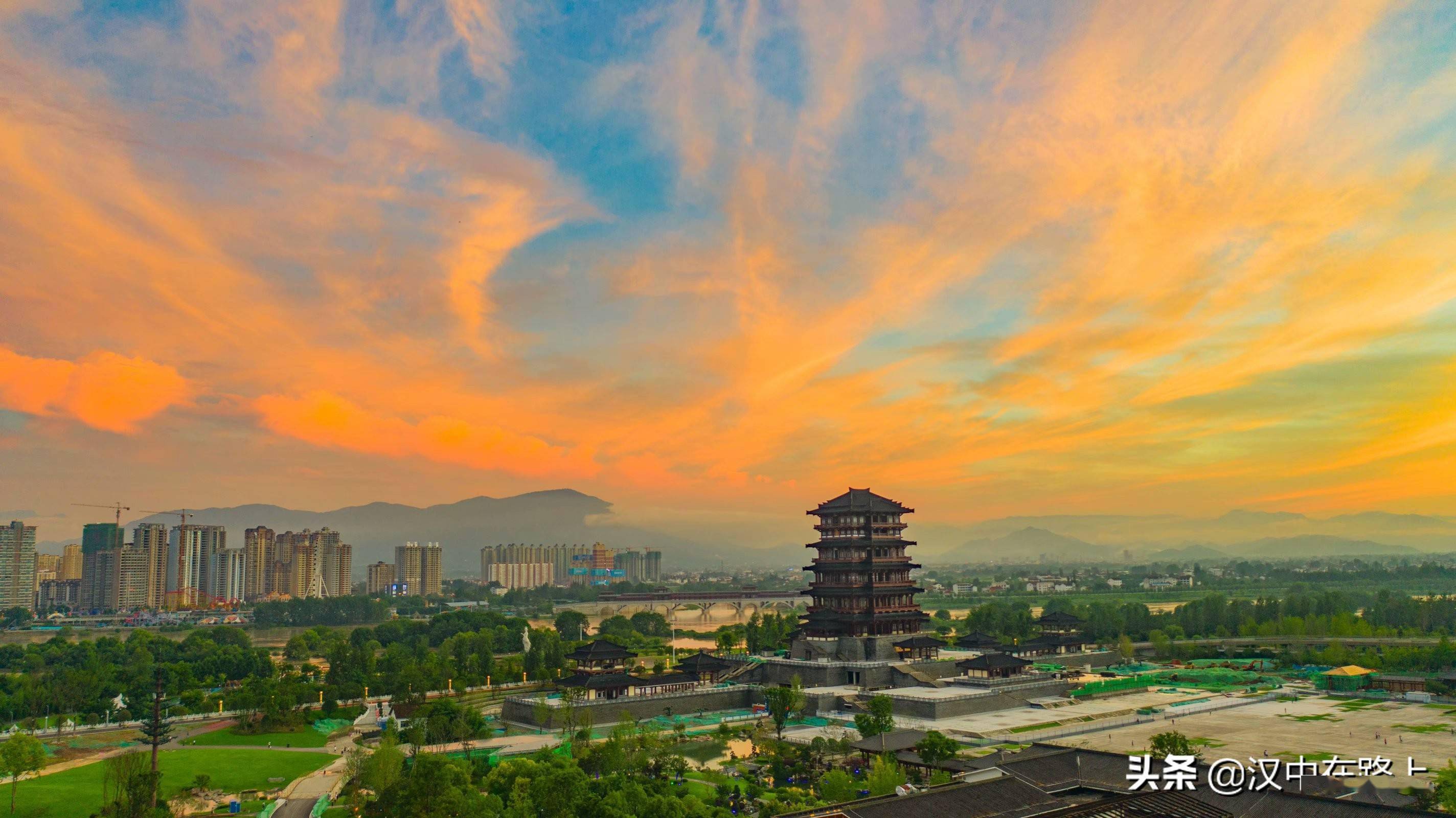 汉中天汉楼广场幸逢盛世,党恩浩荡,风调雨顺,百业具兴,安居乐业,惠风