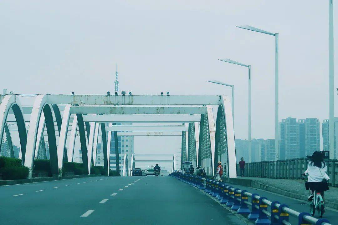 岷江二桥 又被乐山人民亲切的称为"新大桥" 岷江大桥连接着主城区与