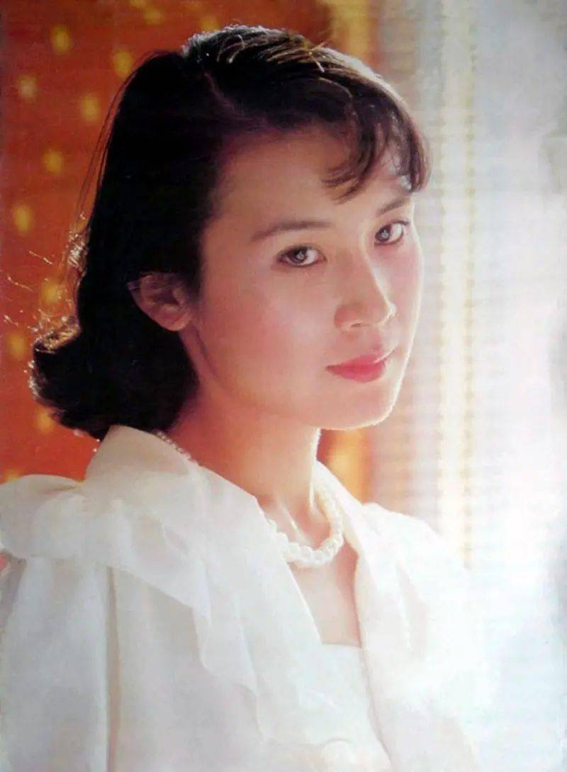 1983年肖雄因主演电视剧《蹉跎岁月》获得第一届中国电视金鹰奖最佳女