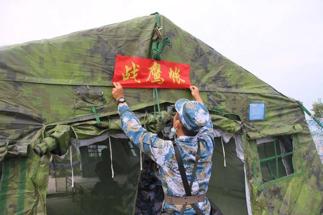 最短时间开设出野外营区以百折不挠的韧劲凝心聚力,默契配合战地文化