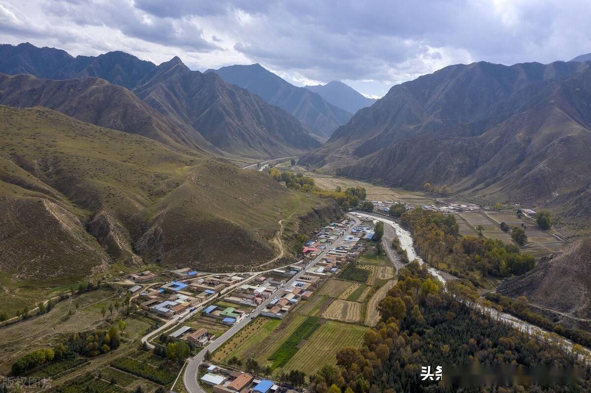 金秋时节,位于祁连山北麓的甘肃省张掖市肃南裕固族自治县皇城镇境内