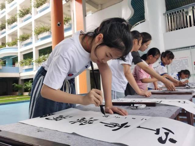 南宁滨湖路小学举行"我的校名我书写"活动