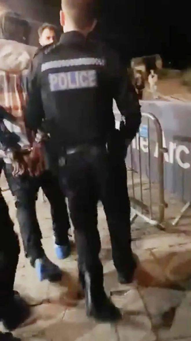 英超又出性侵案:25岁球星夜店狂欢,2:00被警察铐走