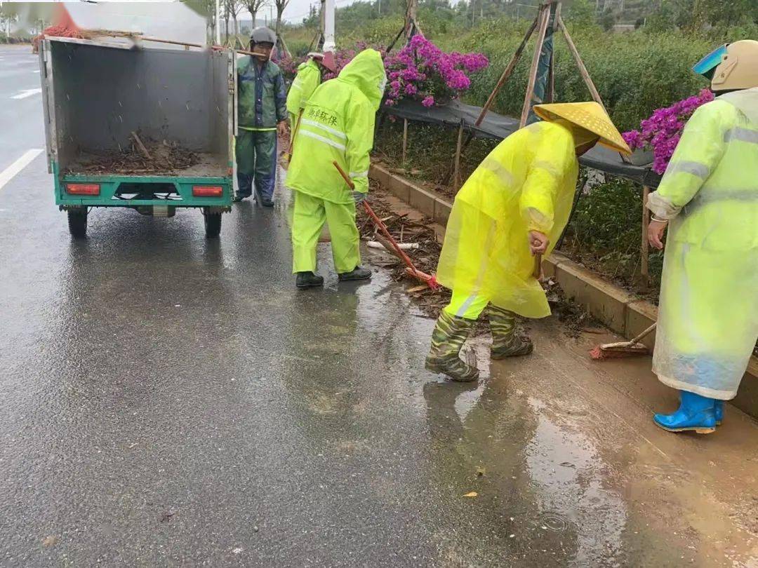 环卫工雨中作业,为保障市容环境卫生,他们始终坚守在路上