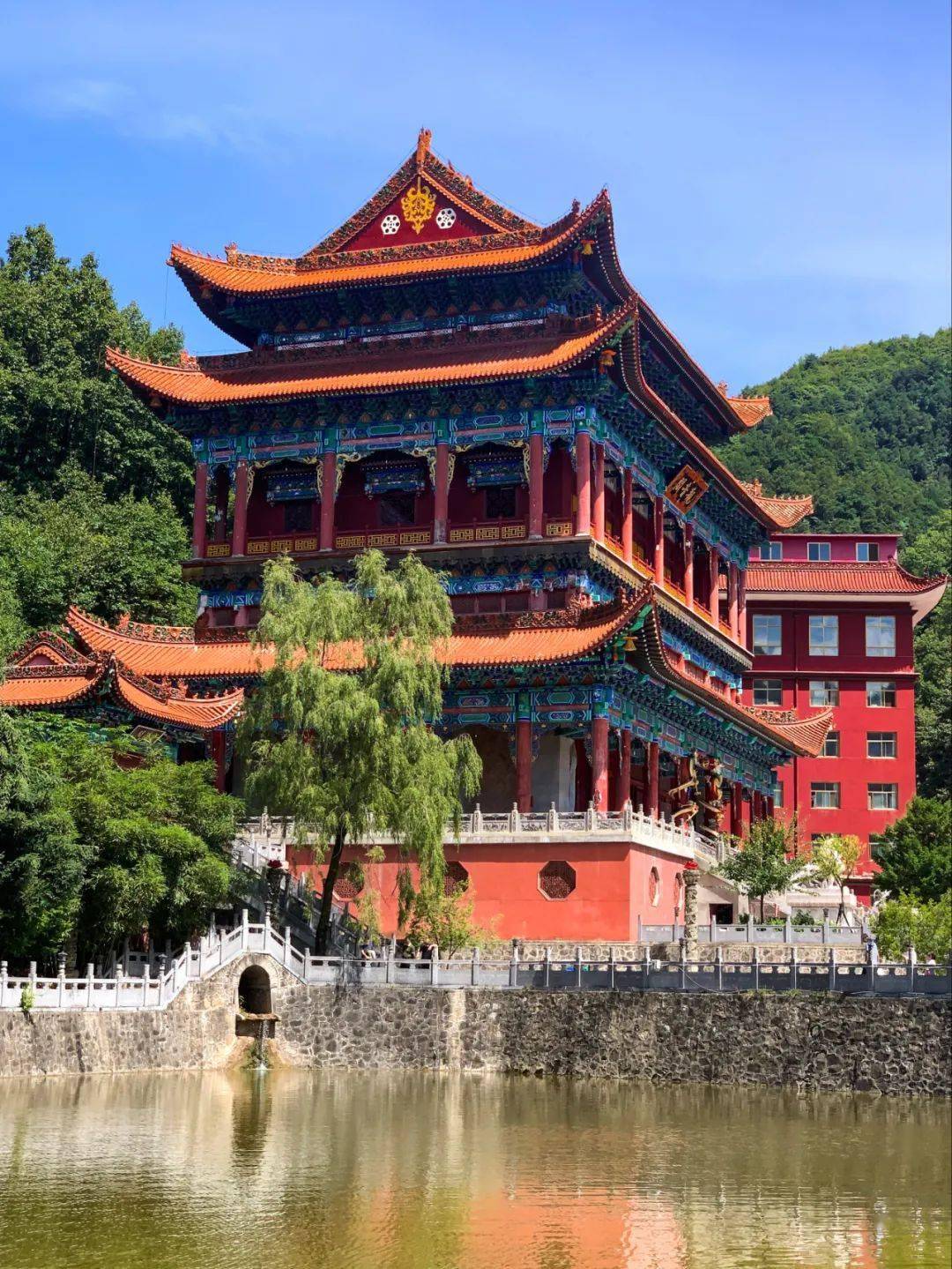 数经变迁,至九十年代 五台山大德高僧--海正法师于此地矢志建寺 清代