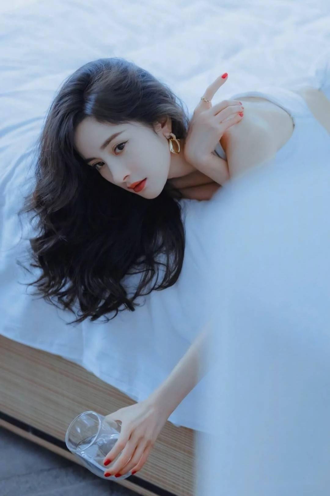 杨幂:迷人的双唇,诱人的眼神