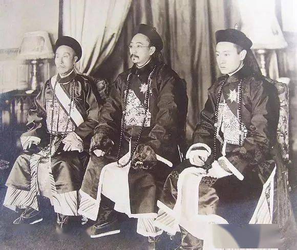 1907年 秋瑾在绍兴准备响应徐锡麟起义,事泄,英勇就义.