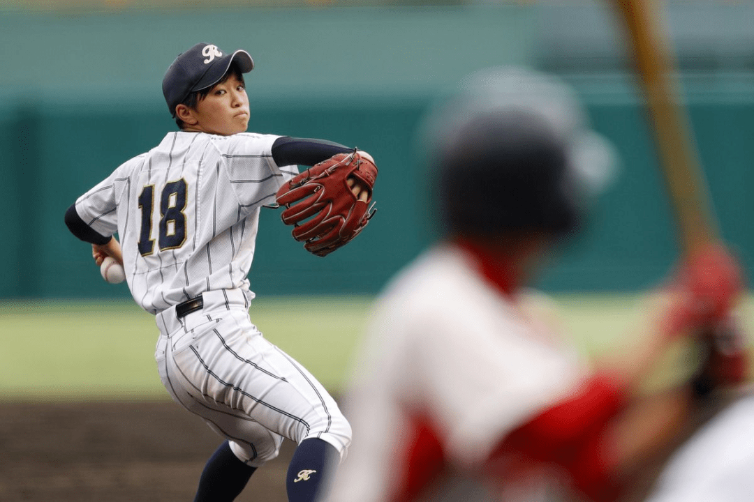 逐梦甲子园的棒球少女们 木村百伽是一位日本女生,从小就非常热爱棒球