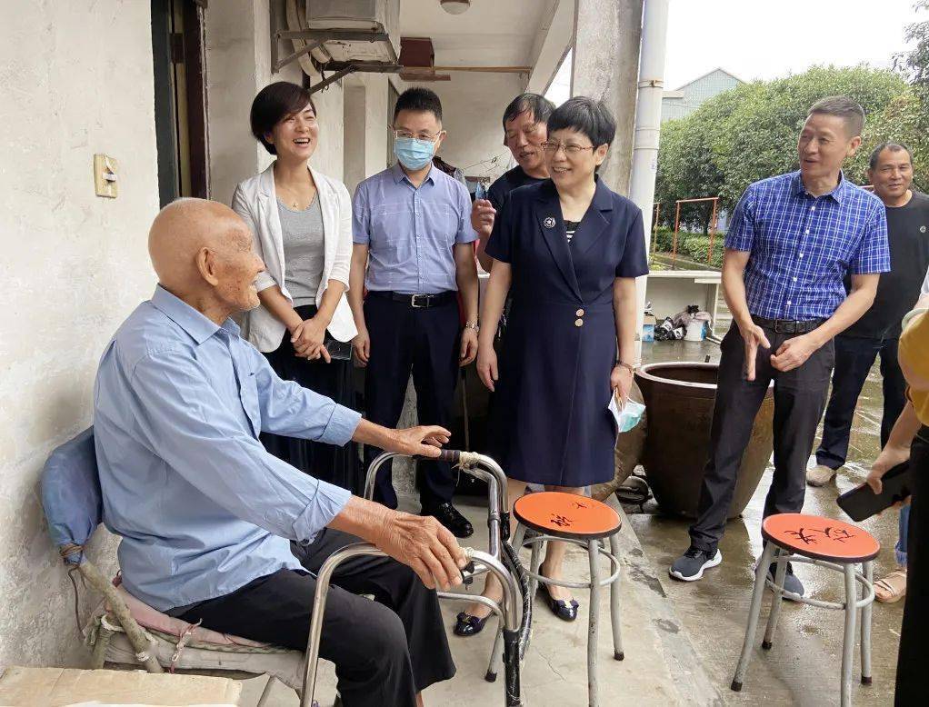 郑莉副主席开展重阳节慰问活动