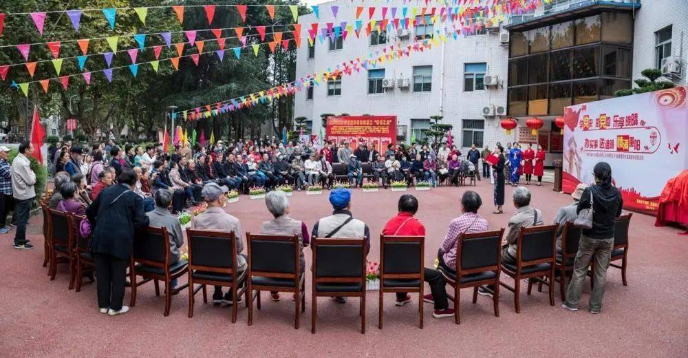 在颁奖仪式环节,王顺洪为首批"晚晴之星"获奖代表颁奖.