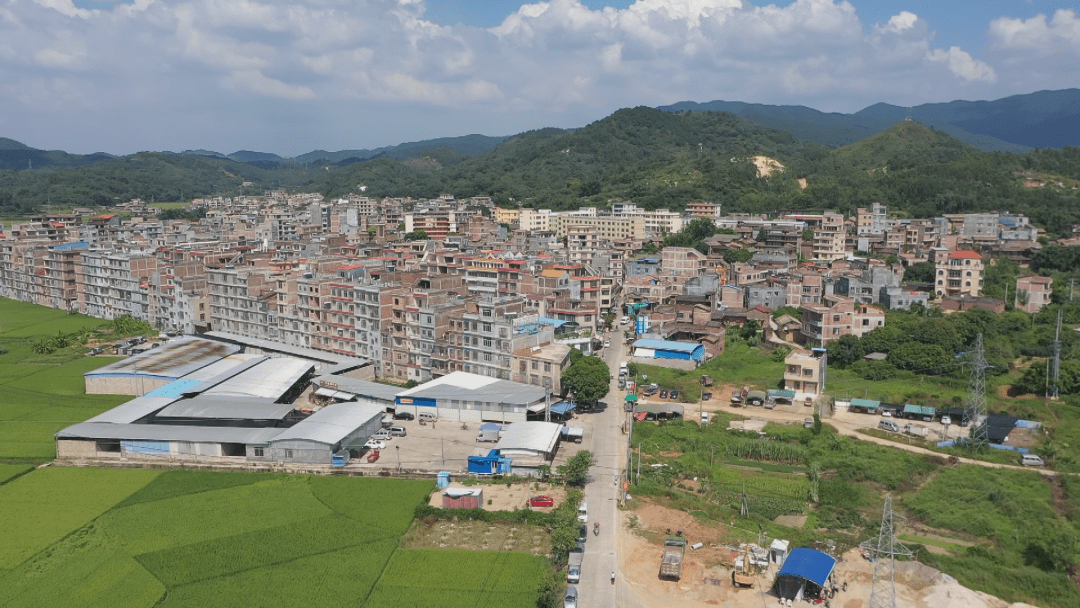 龙安镇位于兴业县东部,距兴业县城区21千米,离玉林市区18千米.