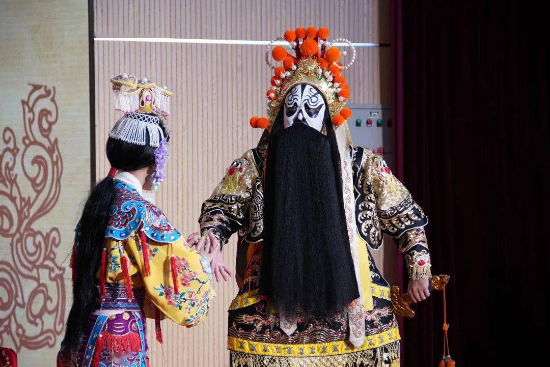 随后,北京京剧院梅兰芳京剧团优秀青衣演员吴玉环,优秀花脸演员罗帅