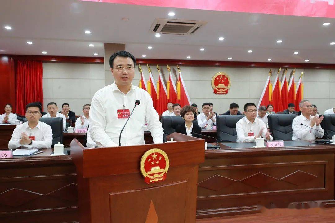 会上,新当选的资溪县人民政府县长饶源中作了任职表态发言.