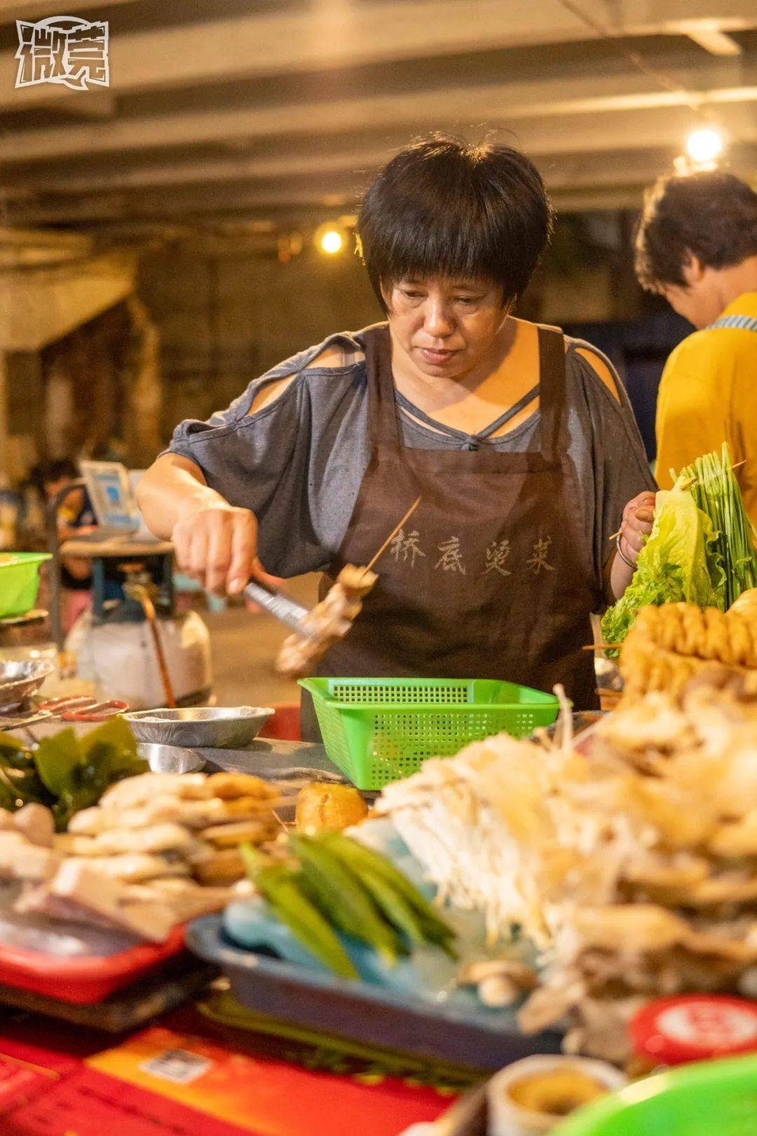 『夫妻档22年,默契十足』这一位就是『桥底烫菜』的老板娘——文姨