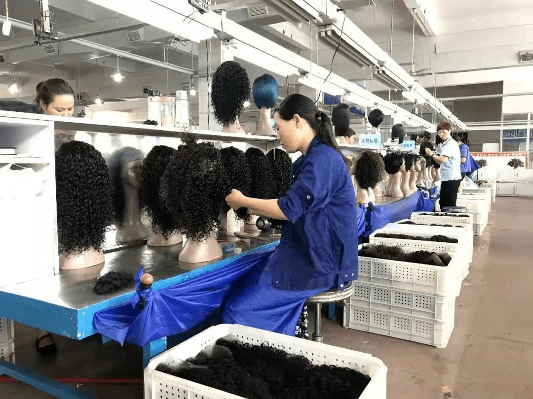 在河南许昌,这个全世界最大的假发生产基地,一家假发厂的老板刘少阳有
