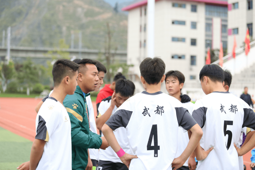 武都区代表队与康县代表队的参赛队员在武都区实验中学足球场上进行