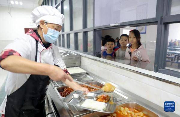 食品安全"互联网 明厨亮灶"工程,通过在校园食堂安装摄像头和显示屏