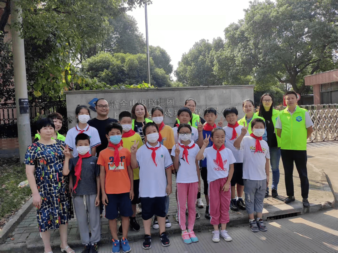 " 近日,一群带着关于对"污水变清"疑问的兴塔小学的学生们,在老师的带