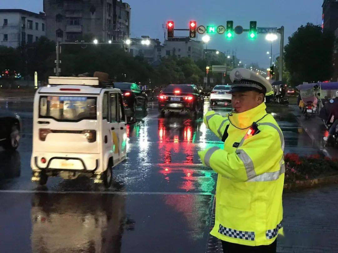 高安交警蜀黍雨中执勤演绎别样风"警"!