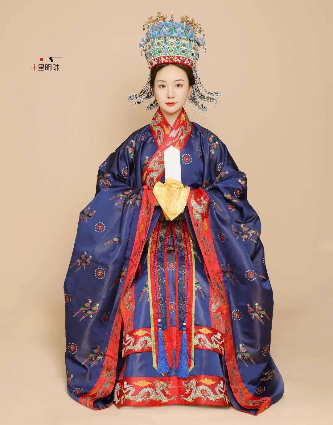 翟衣:明朝皇后礼服,在受册,谒庙,朝会时穿着.