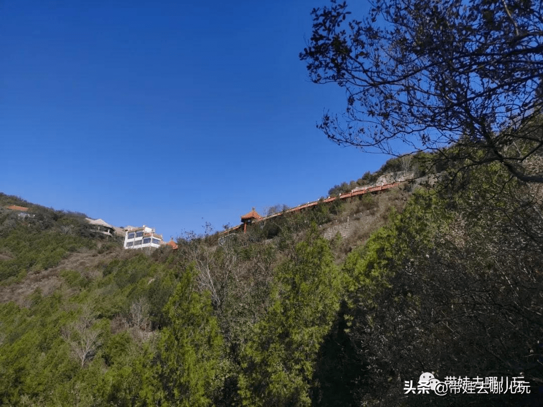 走木质栈道赏红叶,看美景,老景区带来新惊喜_蟒山