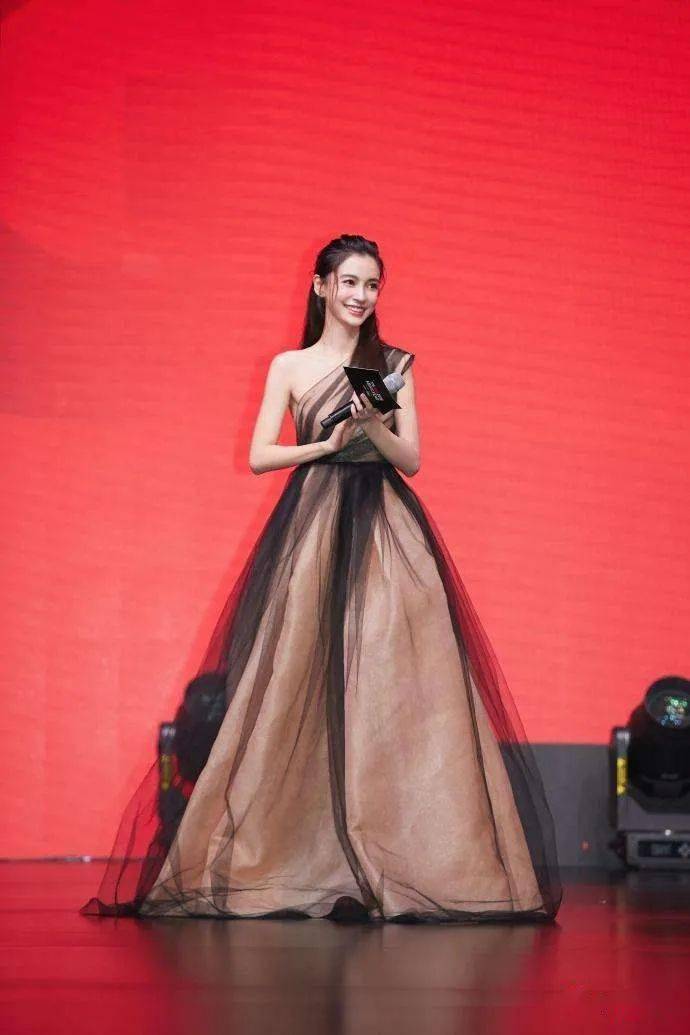 杨颖真会玩,身穿晚礼裙只露出一条胳膊,反而比露胸露腿还要性感