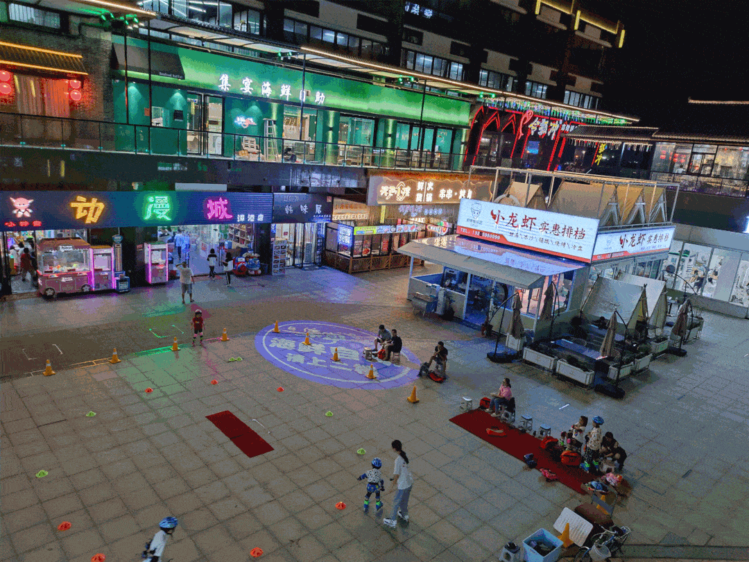 安平广场是漳港街道的特色商业广场,集美食,购物,休闲娱乐于一体,形成