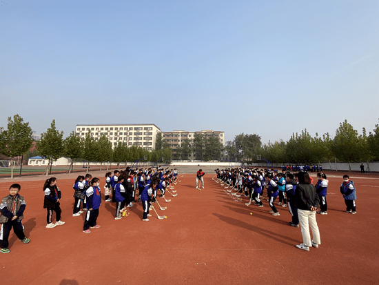 25日,三河市冰雪足球进校园活动来到三河市蓝天小学和三河市第七小学