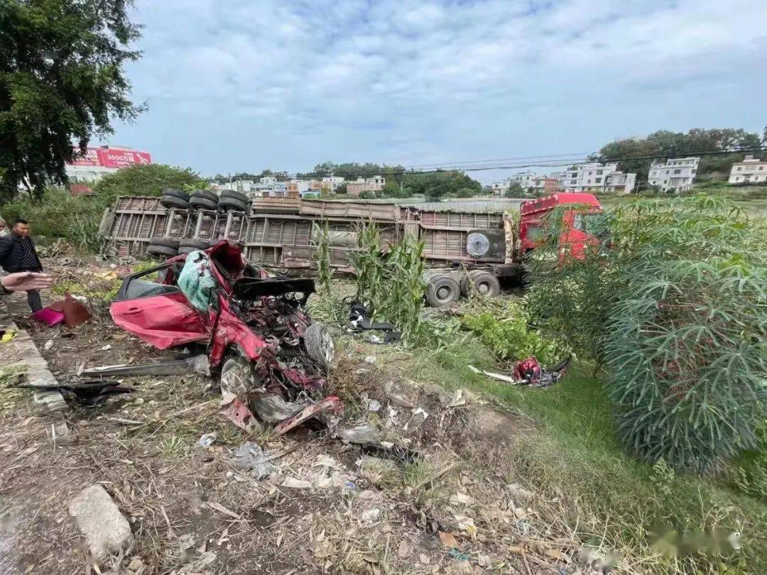 在南梧二级公路宾阳县大桥镇张莫村路段发生一起交通事故,一大货车不