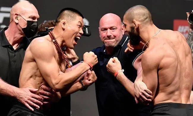 【ufc267 称重对视】李景亮对狼王激情嘶吼