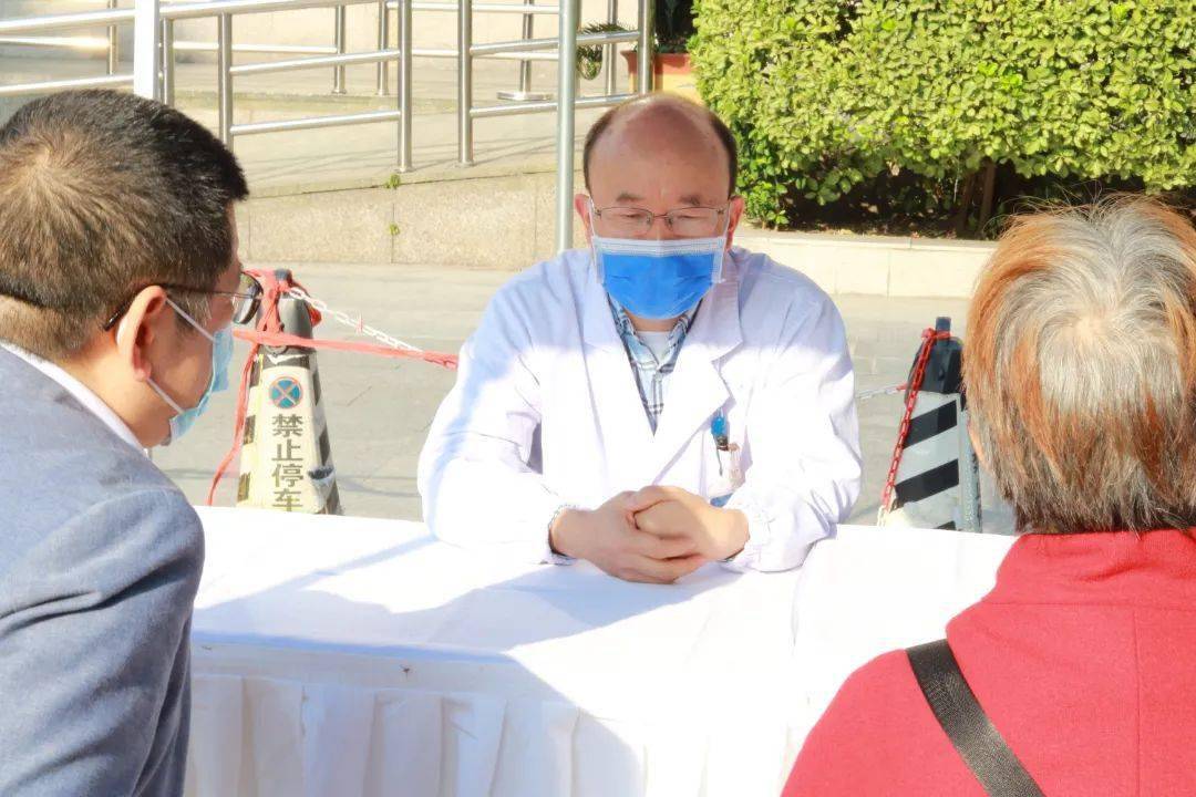 神经内科孙琦,老年医学科陈道文,心内科张文玉3位主任通过详细的问诊