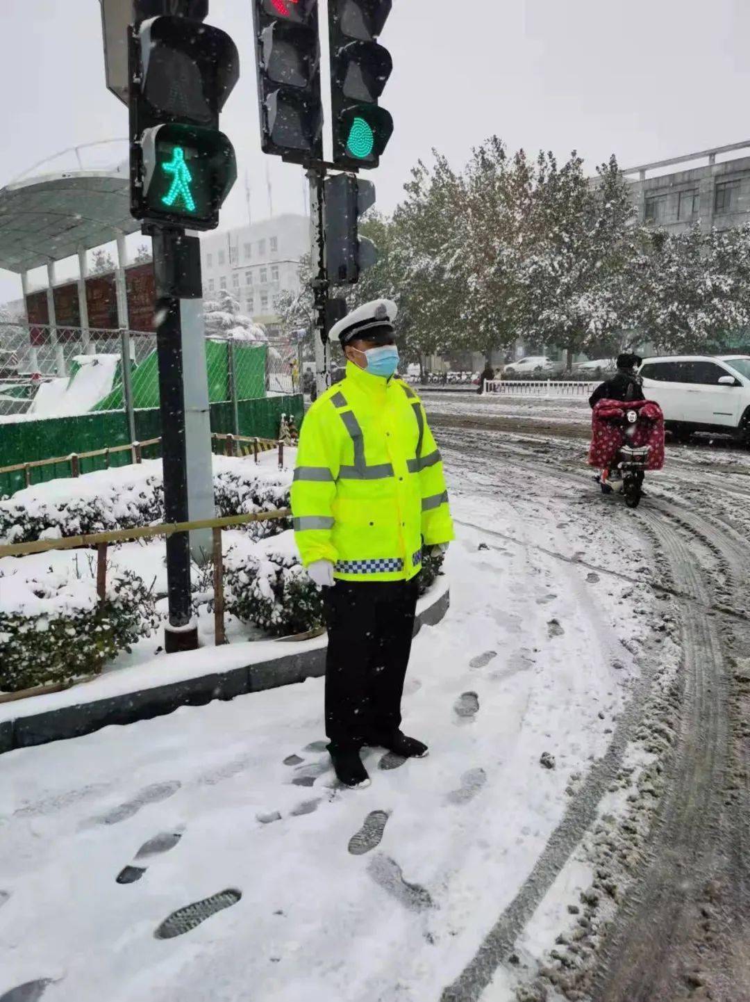 风雪中执勤的交警.