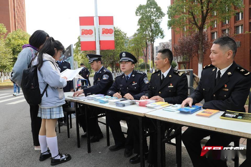 长沙海关缉私局工作人员发放宣传资料,宣传反走私禁毒法制知识.