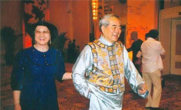 范曾妻子逝世,曾慈善捐赠60亿元!_楠莉