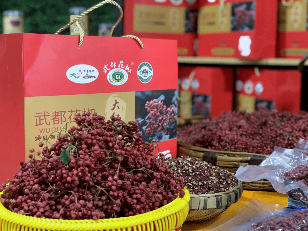 去年,在武都首届美食文化旅游节期间,相关部门指导区内花椒加工,营销