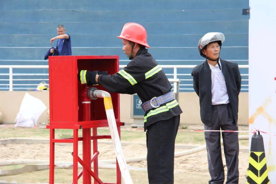 人参加,区总工会常务副主席林天生,区消防救援大队大队长邱贡宏出席