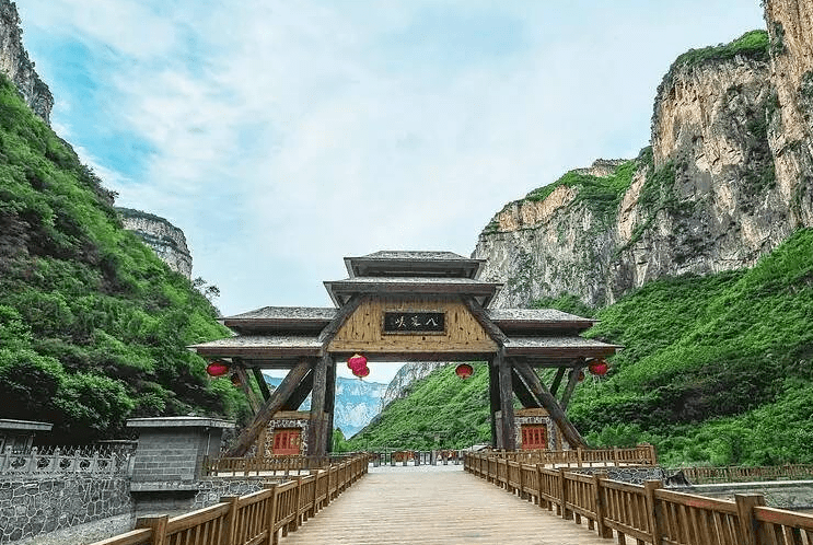 八泉峡景区是太行山中段的一个旅游景区, 它是一个流程11公里,流域总